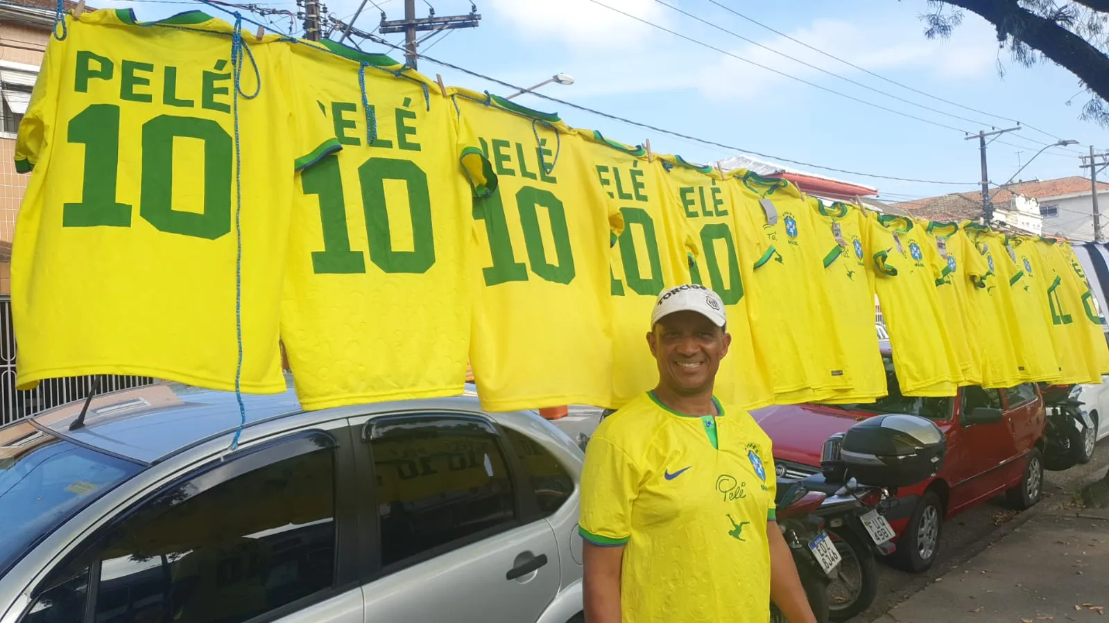 Camisas em homenagem a Pelé são vendidas por até R$ 120 em dia de velório