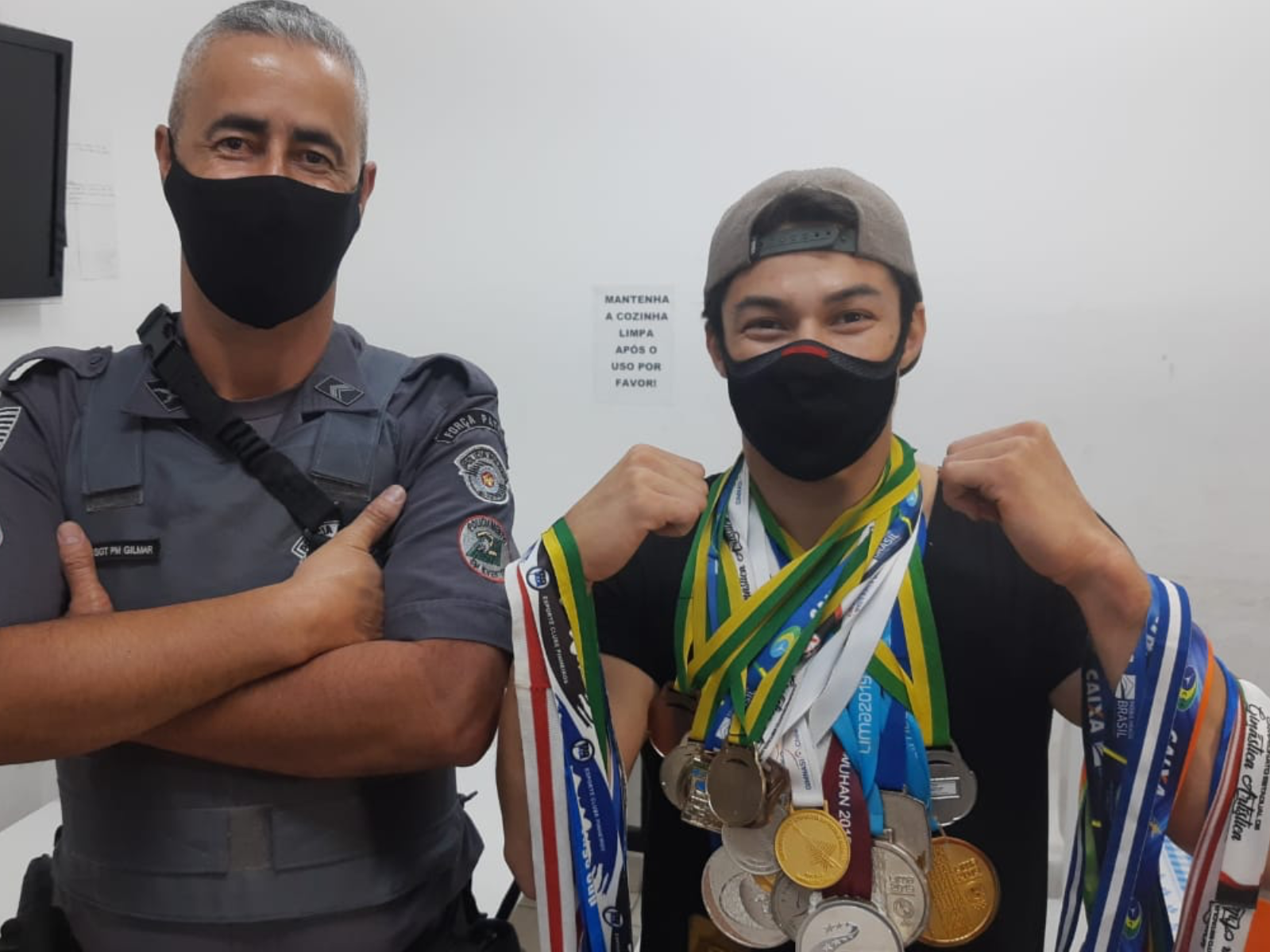 Arthur Nory posa com as medalhas recuperadas pela Polícia Militar Comunicação Social PMESP/Divulgação