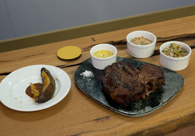 Porterhouse com vinagrete de abacaxi, molho béarnaise, farofa de castanha-do-Brasil e banana assada com doce de leite Carlos Reinis/Band