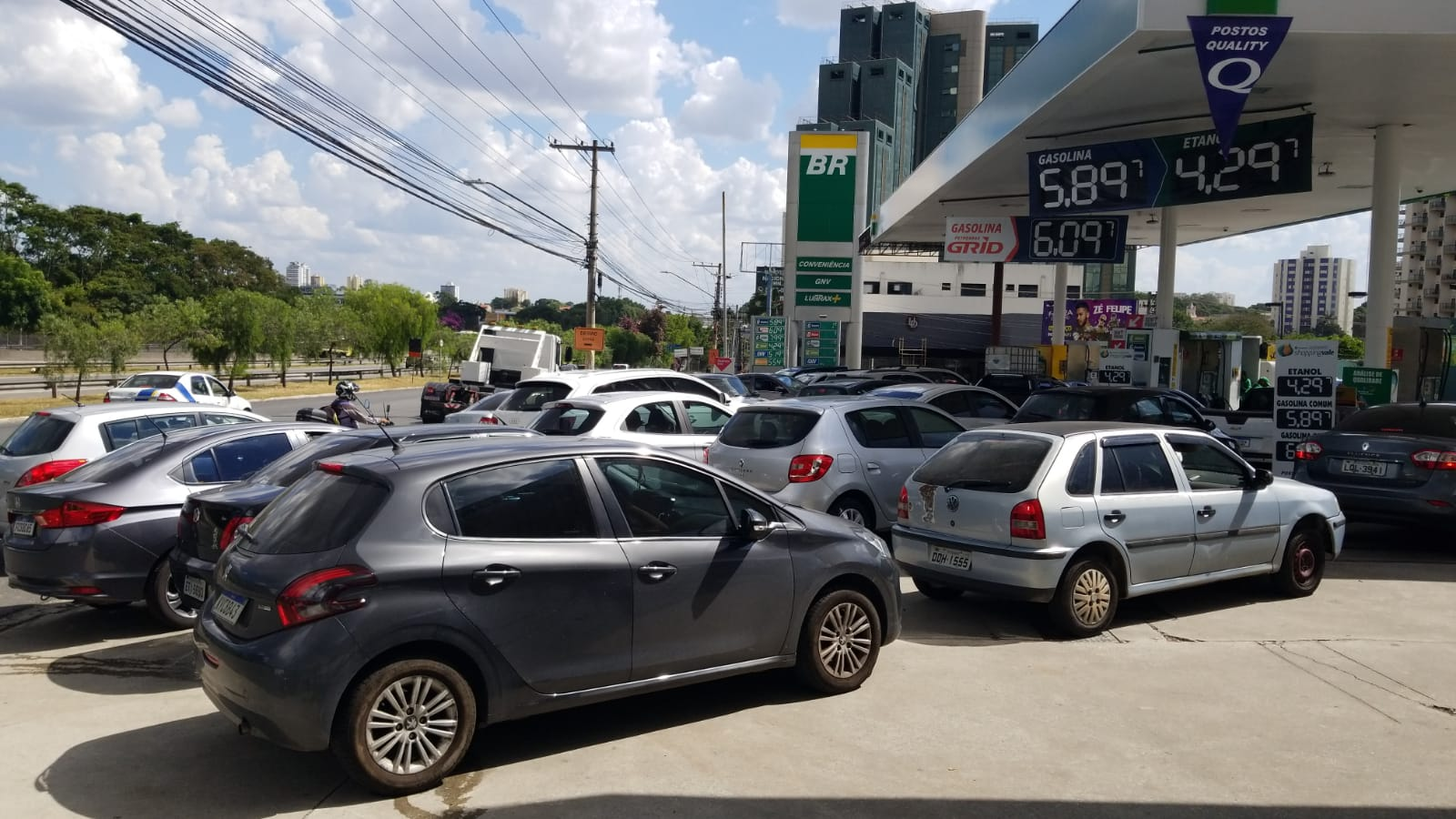 Motoristas lotam postos de combustíveis em São José dos Campos Rauston Naves/Vale Urgente