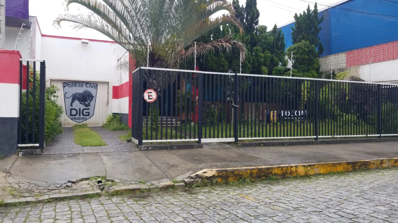 Homem é baleado próximo a própria residência, em Cruzeiro