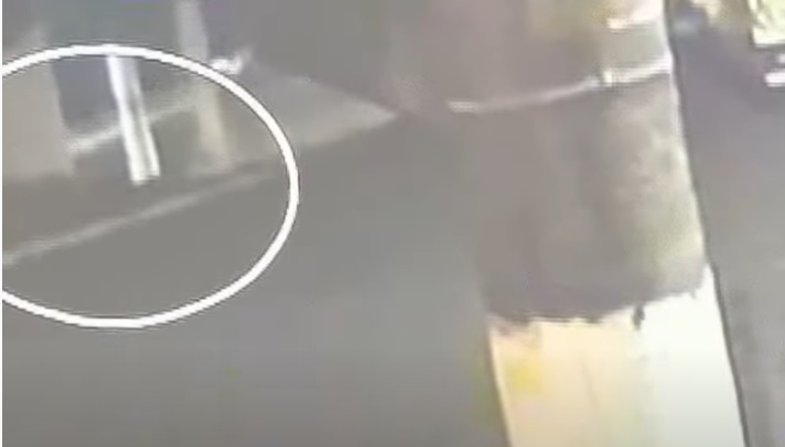 Vídeo mostra que adolescente tentou correr após ser baleado por falso entregador