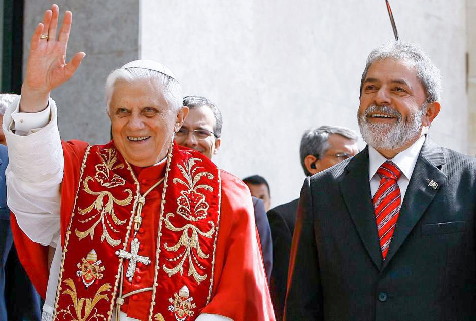 Bento XVI e Lula durante encontro entre eles Divulgação