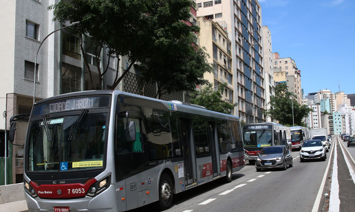 Não há coletivos e há relatos de vans e carros de aplicativo oferecendo transporte Foto: Rovena Rosa/Agência Brasil 