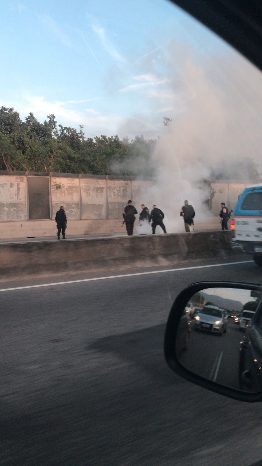 Operação policial no Rio fecha vias expressas e escolas suspendem aulas Foto: Rádio BandNews FM Rio 