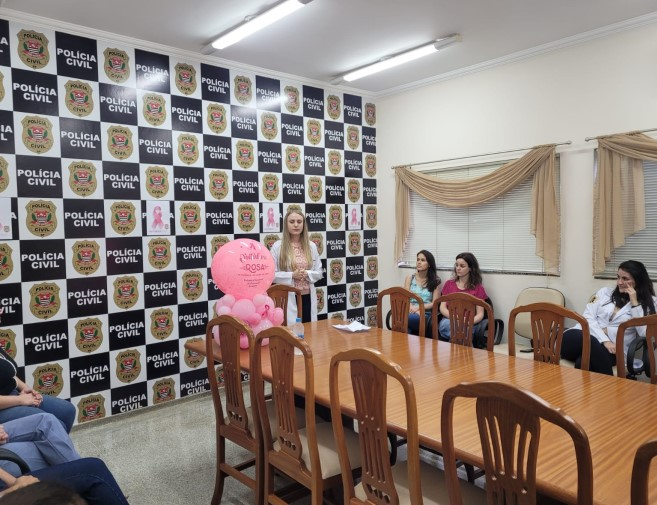 Policiais Civis e funcionárias terceirizadas da unidade participaram da palestra. Foto: Polícia Civil