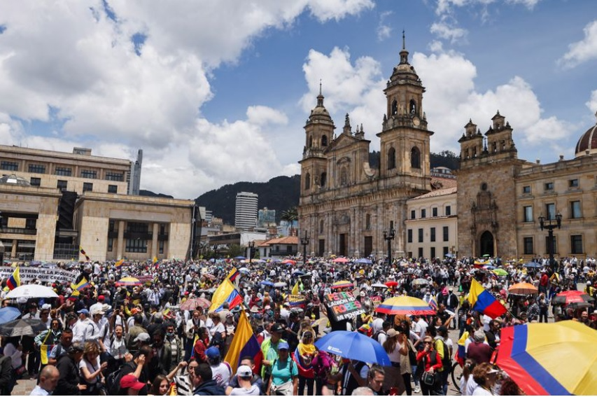 Milhares de colombianos vão às ruas contra presidente Gustavo Petro REUTERS/Luisa Gonzalez