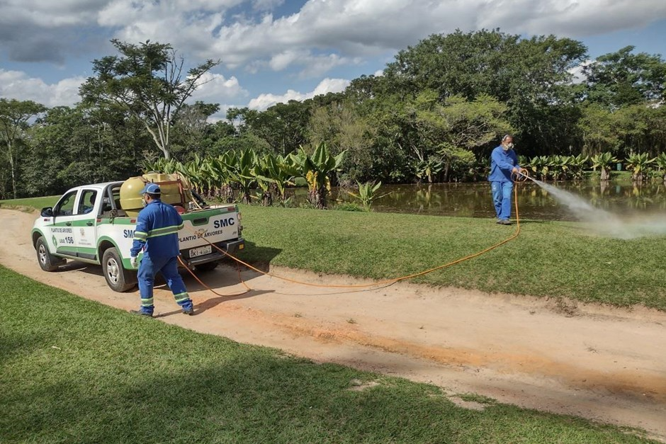 Aplicações no Parque da Cidade as ações de combate ao carrapato-estrela  PMSJC