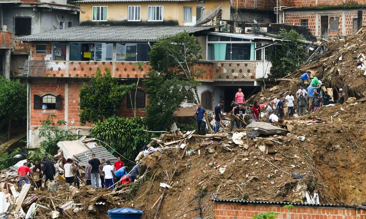 Sobe para 213 o número de desaparecidos em Petrópolis | Band