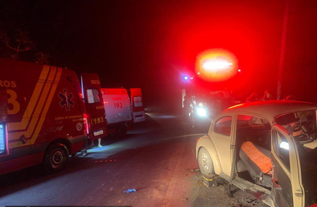 Bombeiros e Samu resgataram feridos, após colisão Divulgação/Corpo de Bombeiros