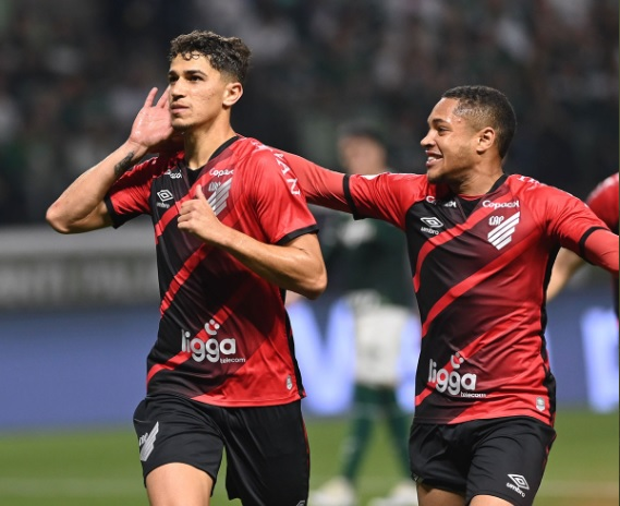 Athetico-PR bateu o Palmeiras por 2 a 0 na casa do rival