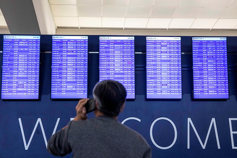 REUTERS/Alyssa Pointer Passageiros aguardam a retomada dos voos no Aeroporto Internacional Hartsfield-Jackson Atlanta, em Atlanta