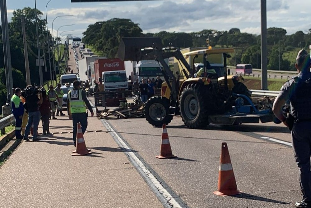 Grupo colocou uma barreira de paletes no meio da rodovia e gerou impacto no trânsito. Reprodução/PMR