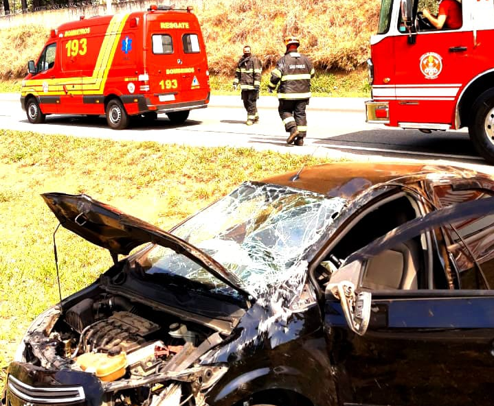 Duas mulheres ficaram feridas em acidente de trânsito, em São José dos Campos Divulgação/ Corpo de Bombeiros