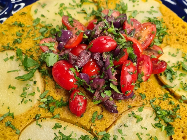 Fritada de grão-de-bico, batata e tomatinhos marinados | Band Receitas