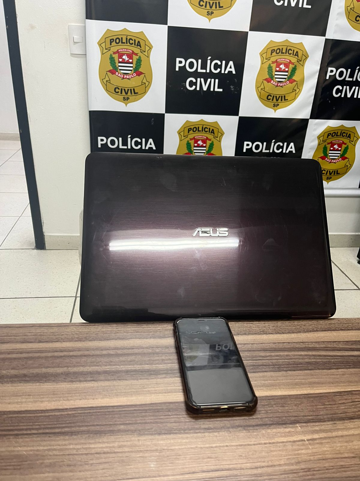 Polícia de Ilhabela apreende notebook e celular com pornografia infantil  Divulgação/PC