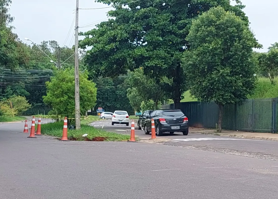 Cratera fica no trecho em frente à Praça do CEU