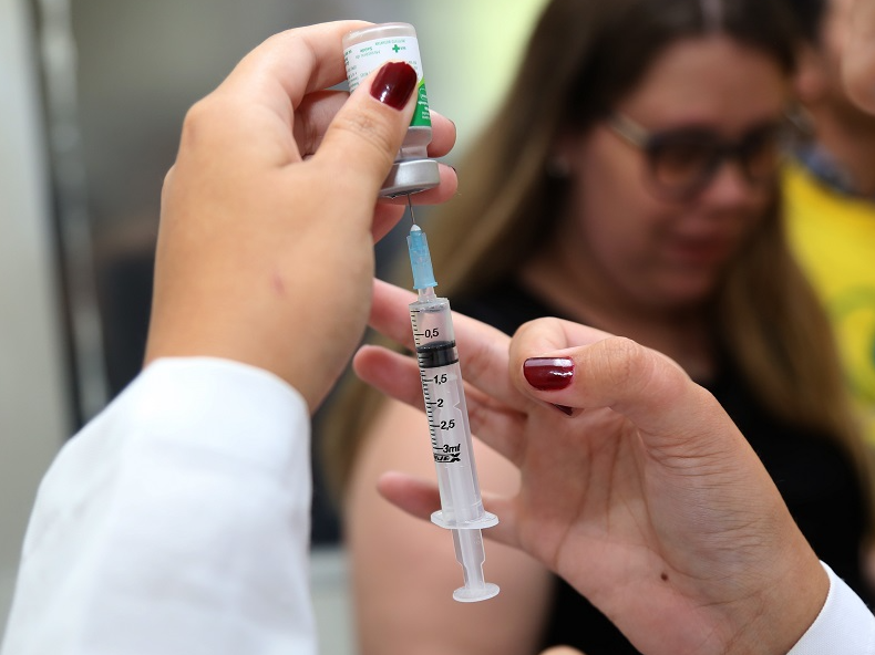 Recomendação do Ministério da Saúde permite que as vacinas da gripe e da Covid-19 sejam aplicadas no mesmo dia