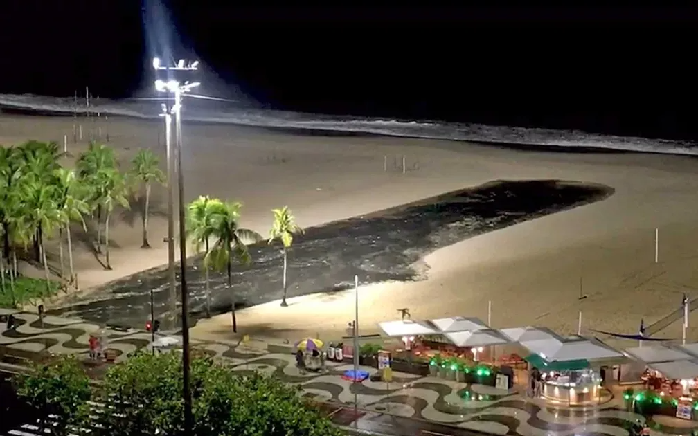 Mancha foi vista nas praias de Copacabana Reprodução