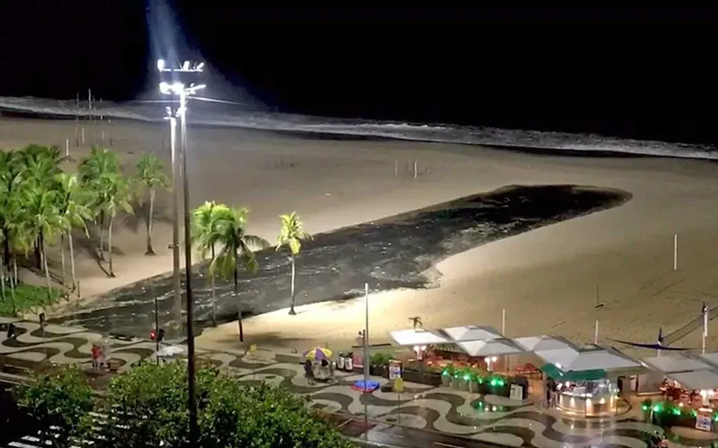 Mancha foi vista nas praias de Copacabana