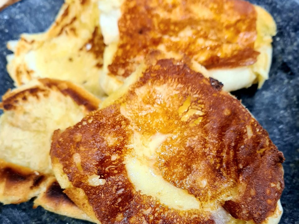 Pão na chapa: Edu Guedes faz receita com crosta de queijo
