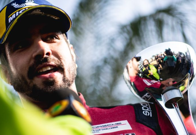 Caio Castro celebra primeiro pódio na Porsche Cup Felipe Vieira/Porsche Cup Brasil/Divulgação