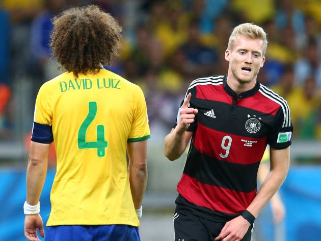 Schurrle comemora mais um gol da Alemanha com David Luiz ao fundo Photo Press/Folhapress