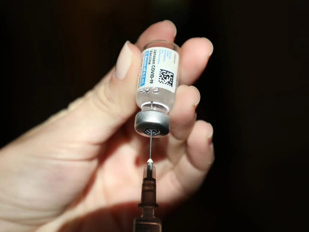 Aplicação de primeiras doses contra a Covid-19 está suspensa no RJ