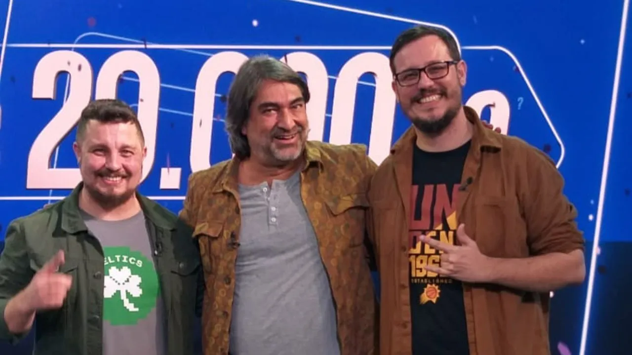 Os irmãos Lucas e Henrique com Zeca Camargo