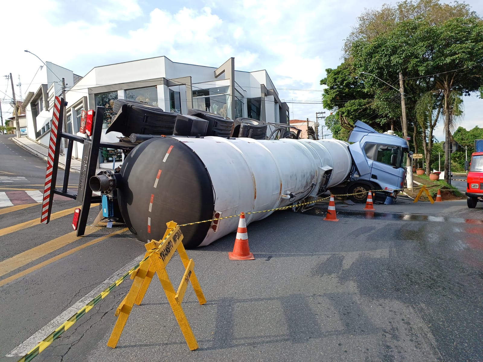 Carreta derrapou ao tentar passar por uma rotatória Imagem/Roberto Torrecilhas