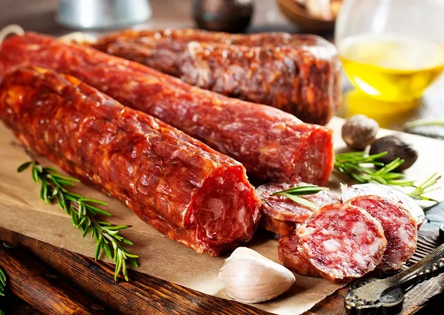 O salame é composto por carne de porco ou ave, vitela, gordura e temperos
