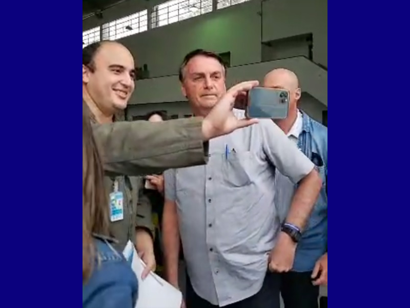 Presidente Jair Bolsonaro com apoiadores em São José dos Campos Reprodução/Facebook