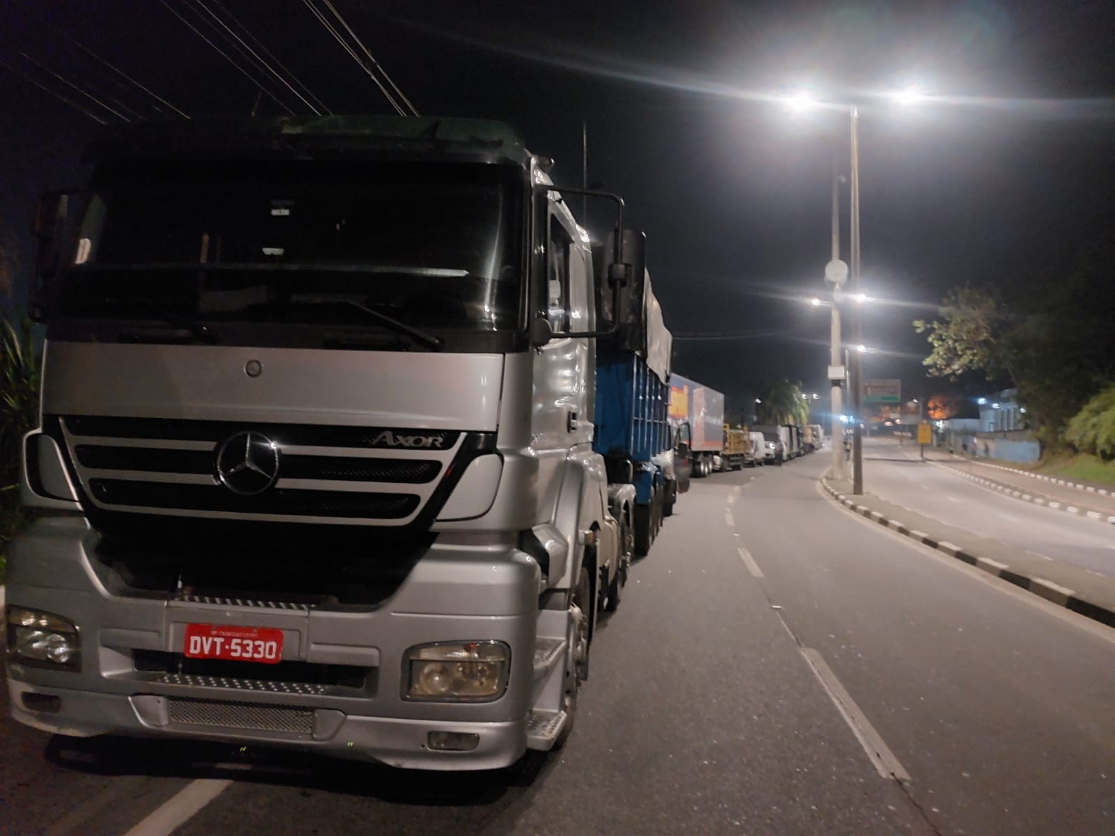 Na Rodovia dos Tamoios, caminhões de abastecimento estão parados Cláudio Gomes