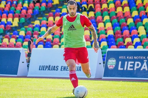 Em busca do bicampeonato da Copa da Letônia, Marquinhos Pedroso revela que indicação de amigo brasileiro ajudou na negociação com o clube letão. Crédito: Instagram pessoal