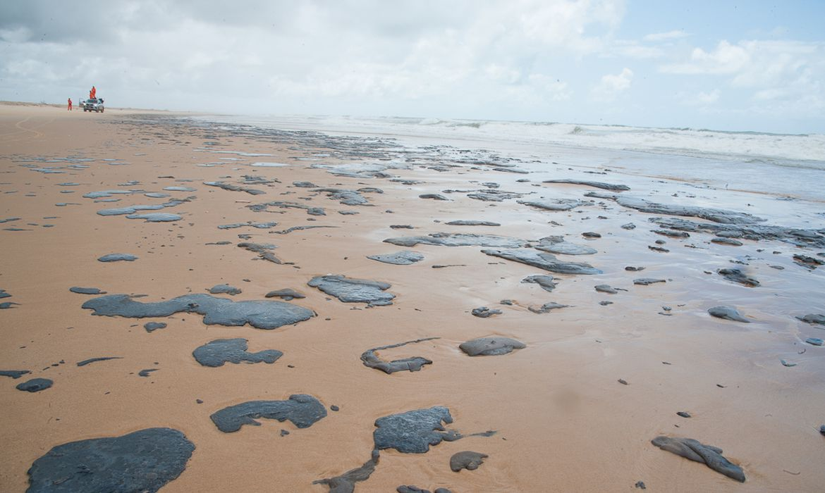 Justiça Federal de Sergipe julga caso do derramamento de óleo no litoral 
