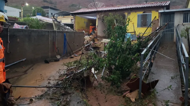 Muro desaba no temporal e mata idoso em MG; chance de chuva de granizo continua Foto: Corpo de Bombeiros/Divulgação