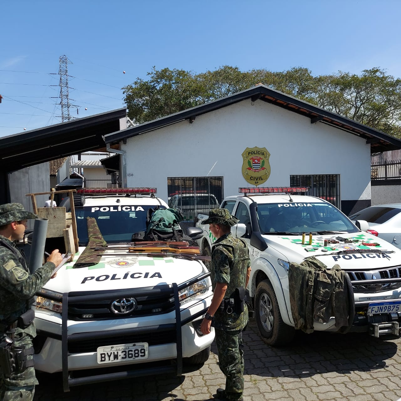 Homem é preso com armas e materiais para caça em Caraguatatuba 