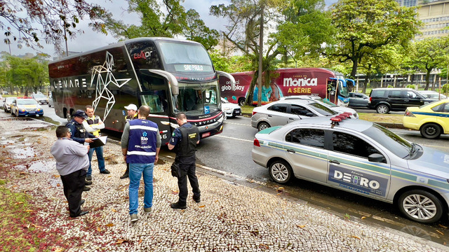 Ação do Detro e ANTT reboca seis ônibus irregulares, no Rio e em Niterói Divulgação/Detro