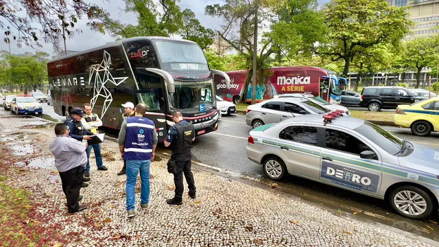 Ação do Detro e ANTT reboca seis ônibus irregulares, no Rio e em Niterói