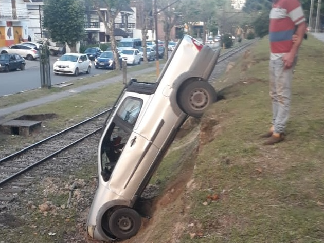 Carro caiu no trilho do trem 