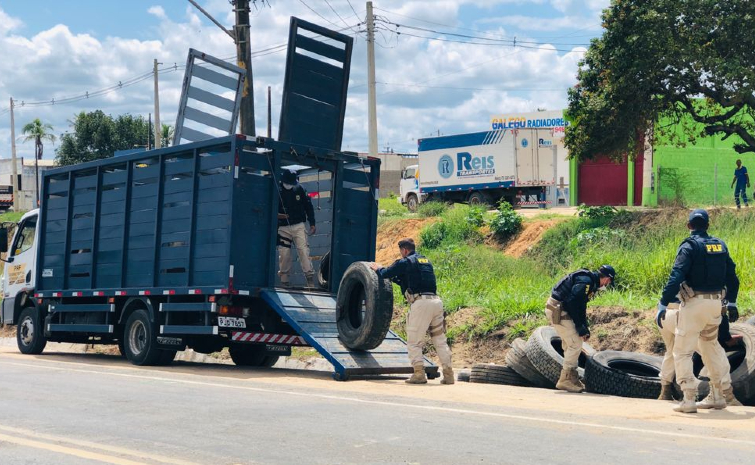 PRF trabalha para garantir o fluxo das rodovias federais Divulgação/PRF