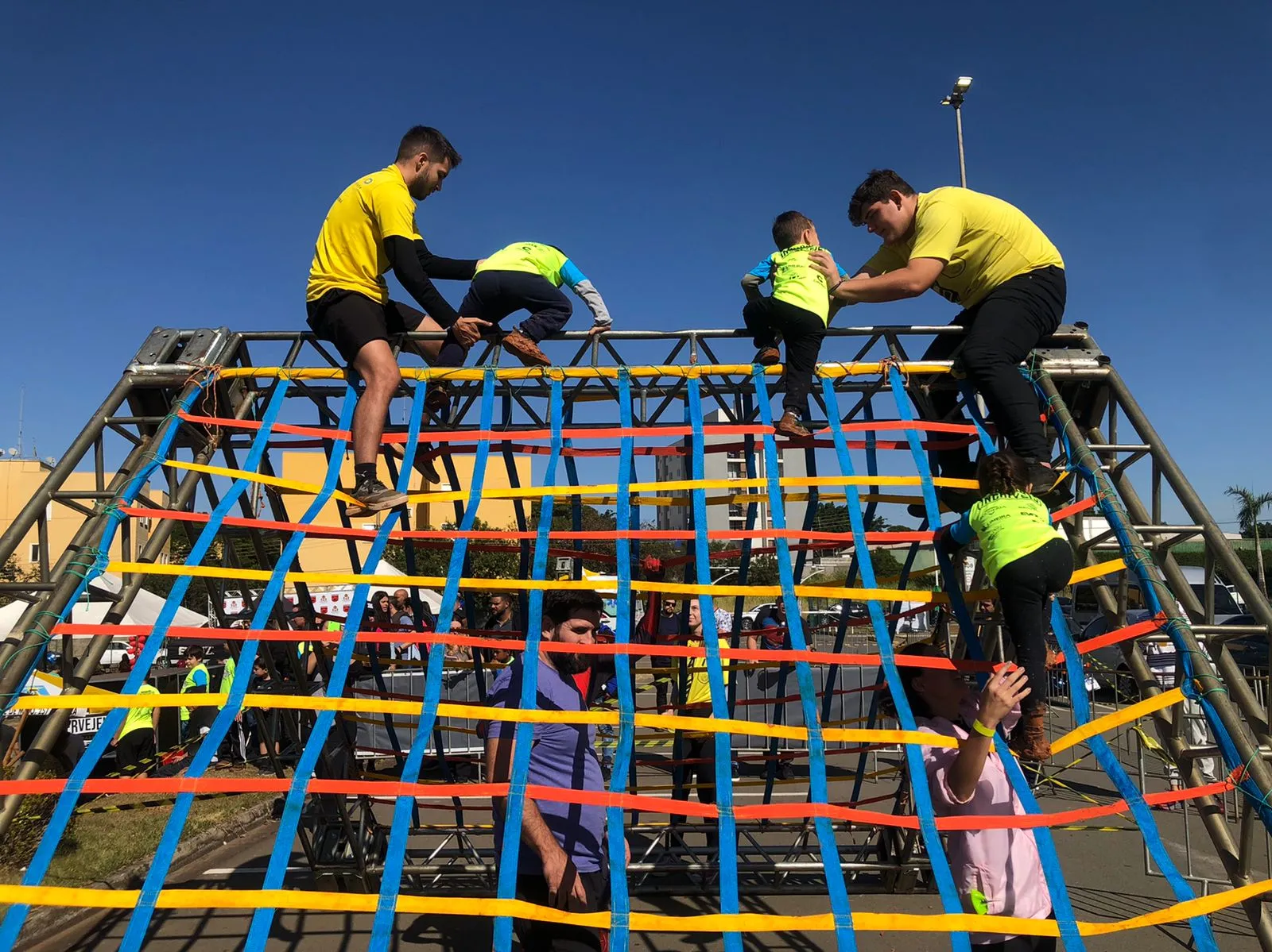 A SUPER CORRIDA DE OBSTÁCULOS DOS BONECOS DE MASSA!! (Jogos de