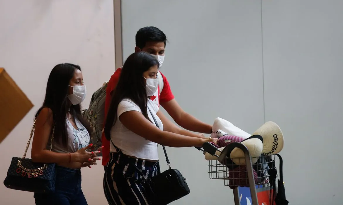 Anvisa debate fim do uso de máscaras em aviões