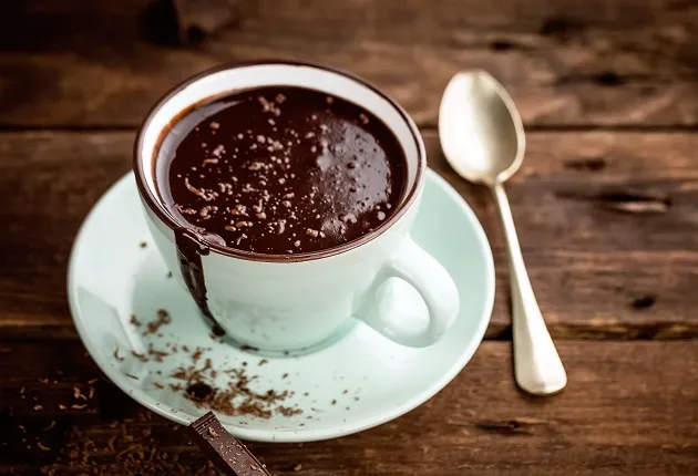 Chocolate quente perfeito: 3 truques da Carole Crema entregam o segredo da receita