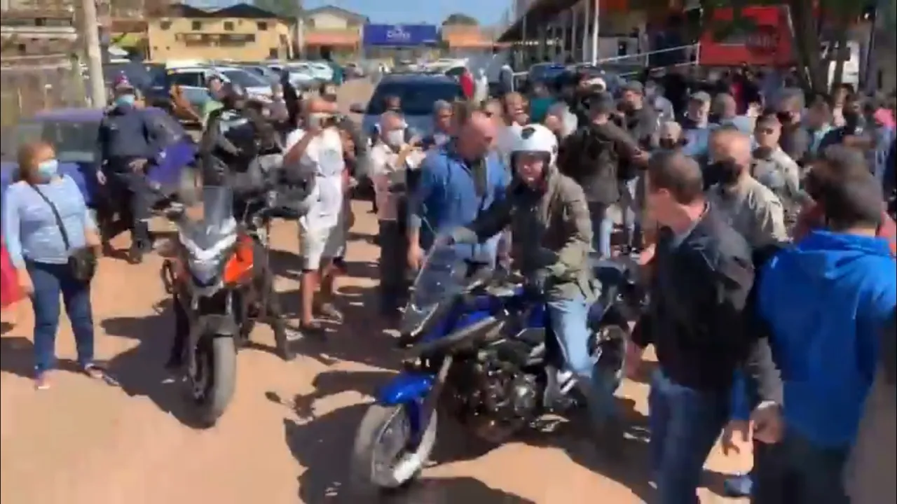 Sem máscara e provocando aglomerações, o presidente Jair Bolsonaro fez um passeio de moto por cidades da periferia do Distrito Federal com Braga Netto
