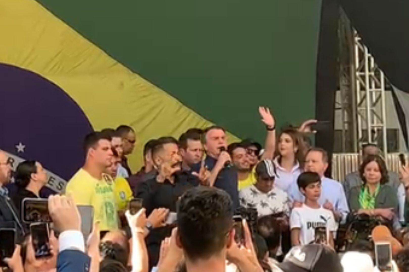 Durante o discurso no comício, o presidente levou um venezuelano para o palco Luciano Dias/TV Band Minas