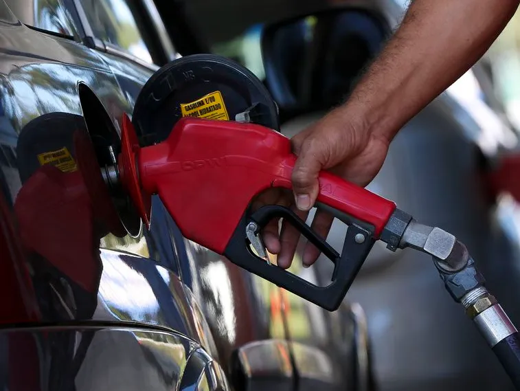 Prévia da inflação de novembro indica que preços do óleo diesel, do etanol e do gás veicular subiram