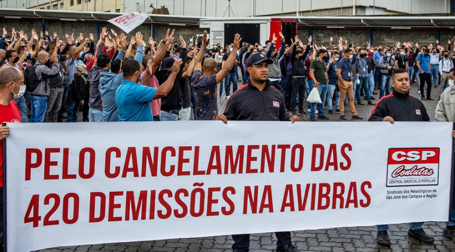 Trabalhadores da Avibras declaram greve por 24 horas em Jacareí, após demissões Sindmetalsjc/Roosevelt Cássio