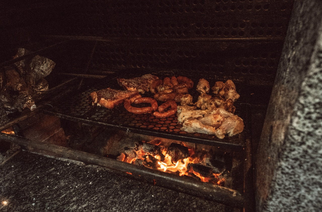 Muitos brasileiros devem comemorar o dia com carne na brasa Everson Mayer