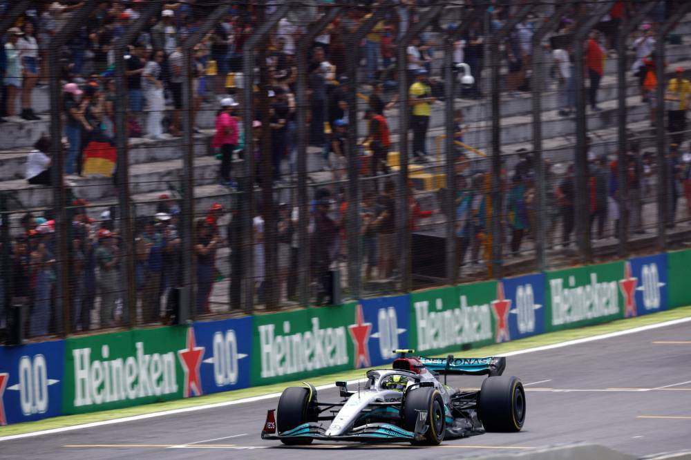 Hamilton cruza a reta principal em Interlagos Amanda Perobelli/Reuters